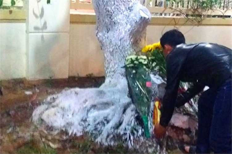 Hai ngày qua, nghe tin ông mất, người dân Đà Nẵng tiếc thương, đến trước nhà riêng của ông đặt hoa, gửi lời cảm ơn tới người con Đà Nẵng được triệu người ngưỡng mộ.