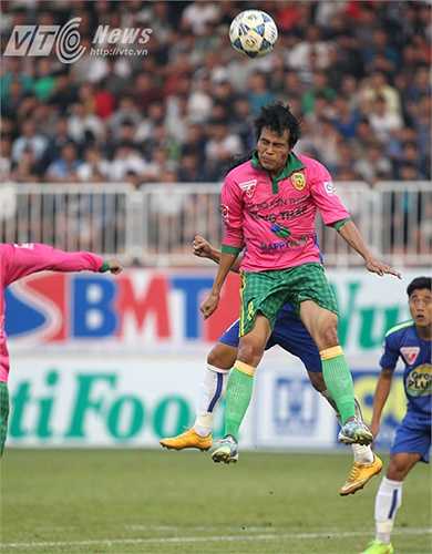 Phút 19 đến lượt thủ thành Minh Nhựt mắc sai lầm tạo điều kiện cho Felix nâng tỷ số lên 2-0 cho đội bóng xứ bưng biền. (Ảnh: Minh Trần)