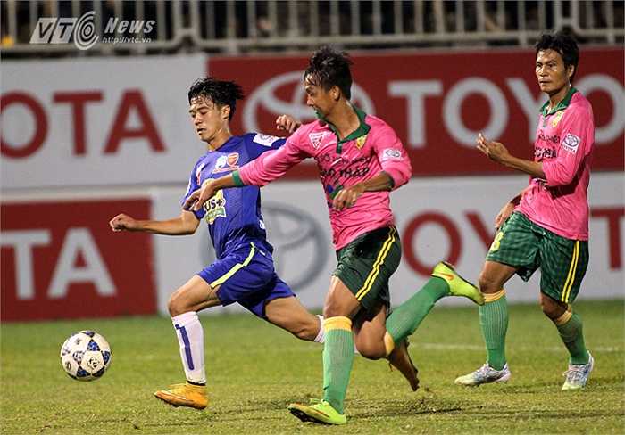Văn Toàn chơi đầy nỗ lực. (Ảnh: Minh Trần)