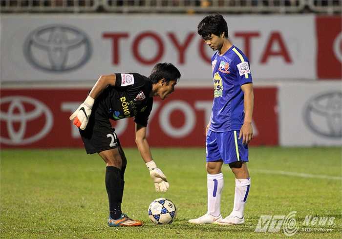 Sau 3 lần thực hiện, Công Phượng mới có thể gỡ hòa 2-2 cho HAGL. Cú đúp ở trận này giúp anh cởi bỏ được gánh nặng tâm lý để trở về quê ăn Tết và chờ ngày lên tập trung U23 Việt Nam (Ảnh: Minh Trần)
