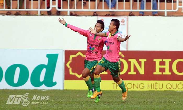 Niềm vui của các cầu thủ Đồng Tháp khi vượt lên dẫn trước 2-0 chỉ sau 20 phút. (Ảnh: Minh Trần)