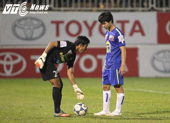 Công Phượng thực hiện quả phạt đền cân bằng tỷ số 2-2