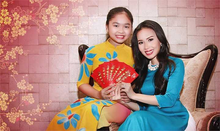 Hàng năm, 'chị Tư' từ chối hết tất cả các lời mời đi diễn vào đêm 30 Tết để có thể cùng đón khoảnh khắc chuyển giao năm cũ và năm mới cùng gia đình. Vào các mùng sau đó, cô mới đi biểu diễn để gặp gỡ khán giả.