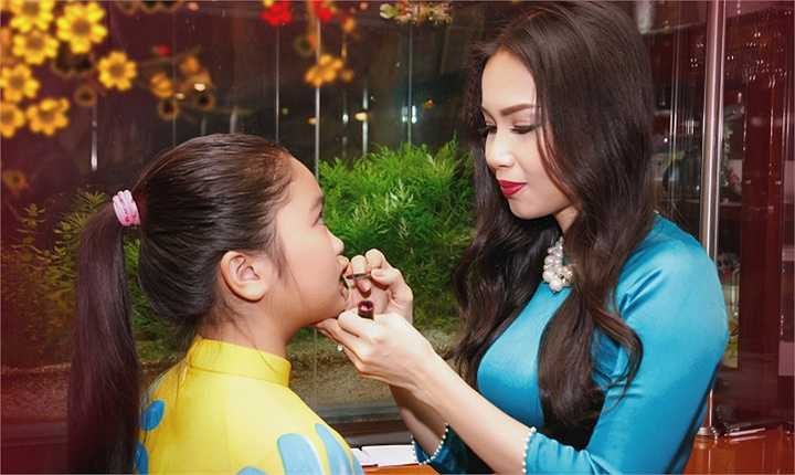 Dành khá nhiều thời gian và công sức cho các chương trình truyền hình, năm qua Cẩm Ly vẫn không bỏ quên các dự án âm nhạc với DVD Hát cho người tình nhớ phát hành vào tháng 9 với 6 MV. Bên cạnh 5 MV ghi hình ngoại cảnh, MV Những giấc mơ qua rồi được thực hiện theo chuẩn 3D với toàn bộ ê-kíp đều là người Việt Nam.