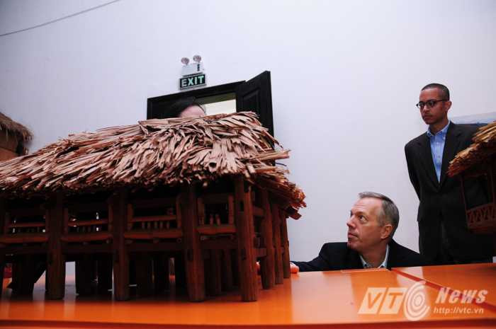 Đại sứ Mỹ chăm chú quan sát mẫu nhà sàn của các dân tộc ở Việt Nam