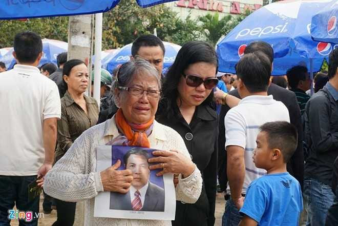 Dòng người nghẹn ngào trong lễ truy điệu ông Nguyễn Bá Thanh