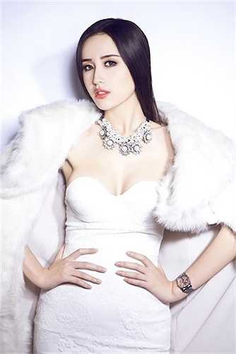 Tháng 9/2013, Mai Phương Thúy bị giật túi khi chuẩn bị bước lên taxi. Hoa hậu Việt Nam 2006 bị té, đập mặt vào xe khiến khóe mũi chảy máu. Rất may, cô giữ lại được tài sản. 