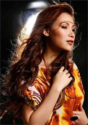 Vào tháng 5/2011, Hồ Quỳnh Hương bị giật túi xách giữa đường. Theo lời kể của nữ ca sĩ này thì khi vừa bước ra khỏi xe, cô bị tên cướp giật túi xách. Số tài sản trong chiếc túi có trị giá hơn 200 triệu đồng. (Theo Zing)