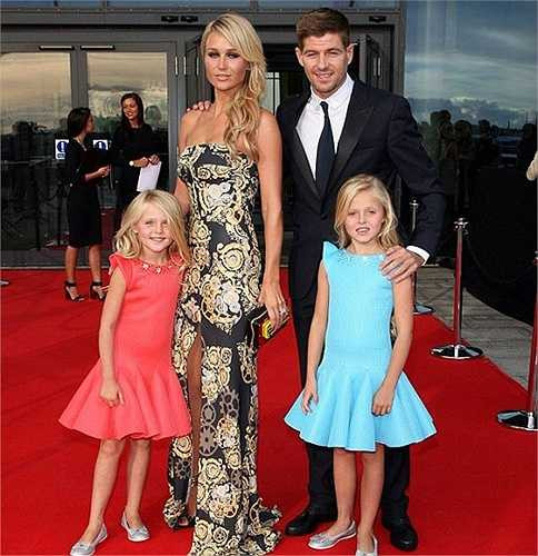 Steven Gerrard là huyền thoại của sân Anfield và cuộc hôn nhân của anh với người đẹp Alex Curran cũng được coi là biểu tượng hạnh phúc tại Liverpool. Họ cưới năm 2007 và có ba cô con gái xinh đẹp như thiên thần.