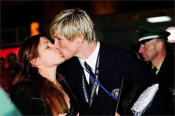 Torres và cô bạn gái đồng hương có cái tên ngộ nghĩnh Olalla Dominguez. Là người kín tiếng, Torres không tổ chức cưới rình rang, mà tiến hành một cách bí mật, lặng lẽ năm 2009 sau nhiều năm hẹn hò. 