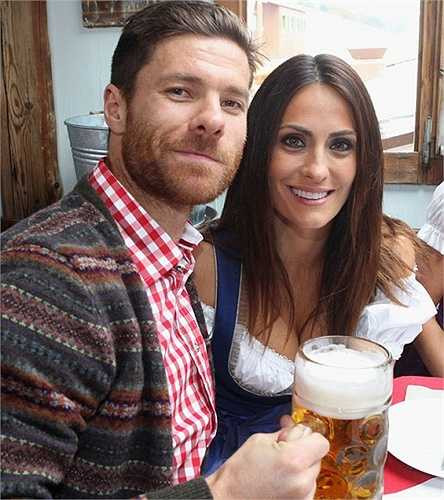 Tại Tây Ban Nha, nhà Xabi Alonso được coi là một trong những gia đình hạnh phúc đáng ngưỡng mộ nhất. Cặp đôi bên nhau từ năm 2003 và có ba em bé đáng yêu.