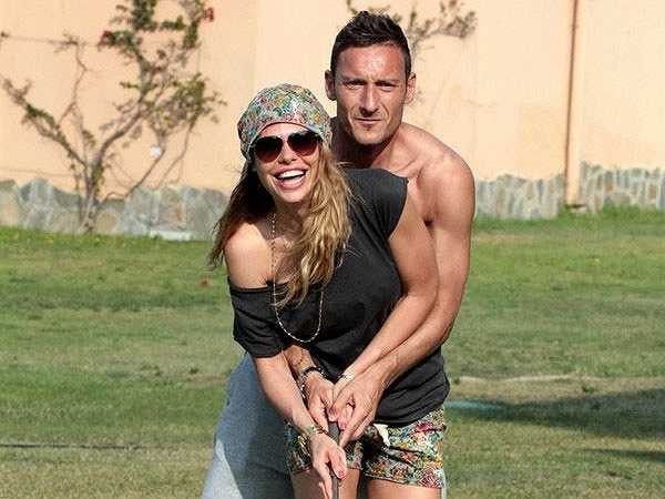 Vợ chồng Totti được coi là 'nhà Becks' của Italy. Cả hai đều thành công trong sự nghiệp riêng, đẹp đôi, cuốn hút và cũng khéo léo trong việc vun đắp hạnh phúc gia đình. 