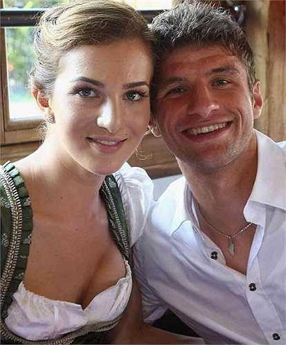 Tại Đức, Thomas Muller là một cầu thủ chung tình hiếm thấy. Yêu Lisa từ ngày cả hai còn ở độ tuổi teen và kết hôn năm 2009, cặp đôi đẹp của Bundeslia luôn thể hiện tình yêu ngọt ngào trước ống kính. 