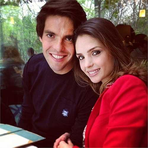 Vợ chồng Kaka được đánh giá là cặp đôi hoàn hảo, có sức hút nhất làng bóng đá. Cả hai tương xứng về ngoại hình, gia thế, trình độ, được coi là biểu tượng của một tình yêu chân chính. Sóng gió cuối năm ngoái chỉ khiến Kaka và Caroline Celico thêm gắn bó.