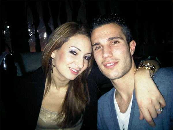 Van Persie và bà xã Bouchra là mối tình đầu của nhau. Tiền đạo người Hà Lan phải vượt qua nhiều khó khăn để đến với người mình yêu thương, trong đó có định kiến của mẹ vợ.