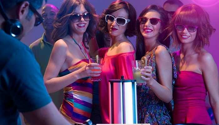 Người làm trong lĩnh vực giải trí - Những người này luôn phải cố gắng làm người khác cười, trong khi có thể bản thân họ không hề có sự vui vẻ. Chính bởi vì họ quá giỏi trong việc che giấu đi cảm xúc của mình, dần dần các vấn đề về tinh thần sẽ xuất hiện và nếu nhận được sự đồng cảm của một người khác, họ có thể 'ngã vào vòng tay' ngay lập tức