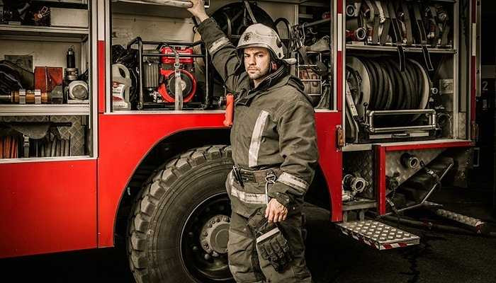 Lính cứu hỏa - Tỷ lệ người ly hôn vì ngoại tình trong giới cứu hỏa là khá cao. Việc phải sống trong môi trường xa gia đình là nguyên nhân lớn nhất dẫn đến tình trạng này