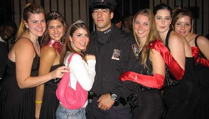 Cảnh sát - Thủ phạm lớn nhất cho việc ngoại tình từ nghề cảnh sát là phải làm việc theo các kíp trực không thống nhất. Bên cạnh đó, thế giới cũng đã ghi nhận những người phụ nữ có sở thích kỳ lạ làm tình nhân của cảnh sát. 