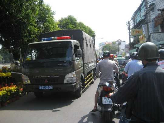 Xe tuần tra dừng mua hoa, gây ách tắc giao thông
