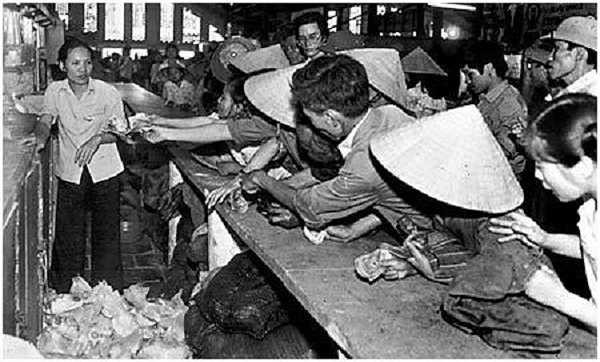 Sắm Tết thời bao cấp chủ yếu dựa vào các cửa hàng mậu dịch. Đây là lúc người lớn phải kiên nhẫn xếp hàng để mua được thực phẩm, vật dụng, hàng hóa cho thời gian quan trọng nhất của năm.