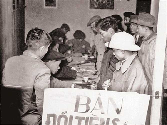 Bàn đổi tiền lẻ những ngày giáp Tết rất đông, trẻ em háo hức nhận lì xì. 