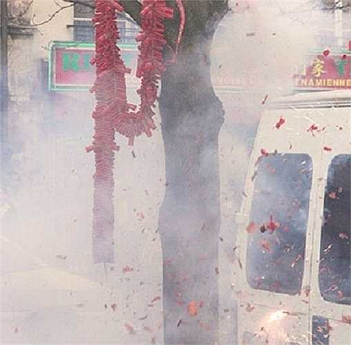 Tiếng pháo rộn rã báo hiệu một năm mới đã sang.