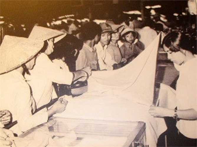 Trẻ con sẽ được diện những bộ quần áo mới.