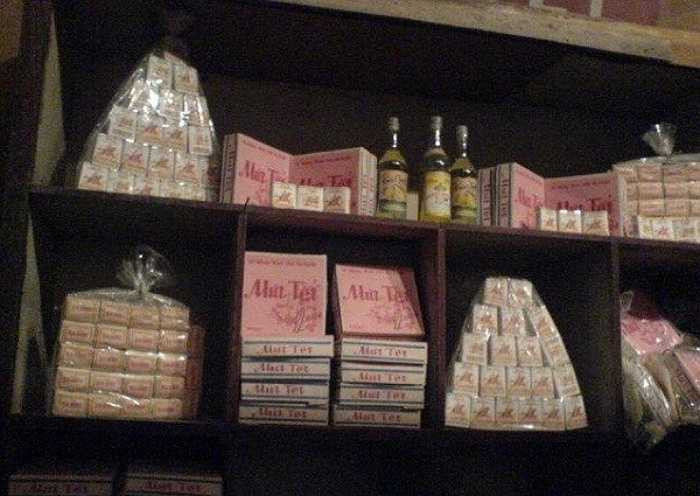 Gian hàng mứt, rượu Tết. Rượu Tết ngày xưa chỉ có rượu cam, rượu chanh. Xịn nhất là rượu Nàng Hương.