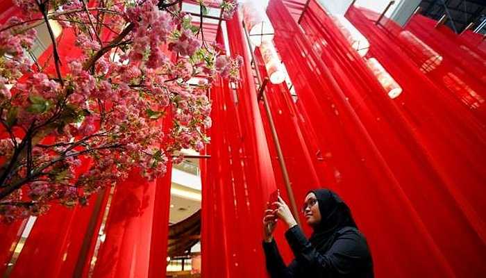 Các quốc gia châu Á hầu hết đều đón Tết Âm lịch. Trong ảnh là người dân ở trung tâm thương mại tại Kuala Lumpur, Malaysia