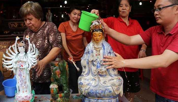 Các bức tượng linh thiêng cần phải được làm sạch trước thềm năm mới ở Indonesia 