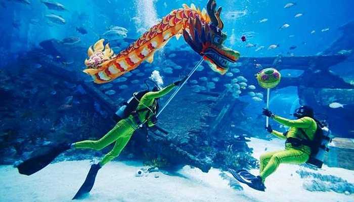 Múa rồng dưới nước ở Singapore. (Khánh Huy)