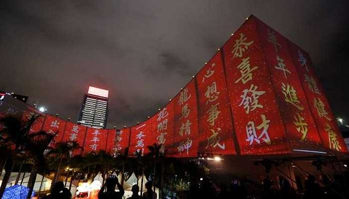 Những lời chúc tốt lành trang trí và bày bán khắp trên các con phố ở Hồng Kông