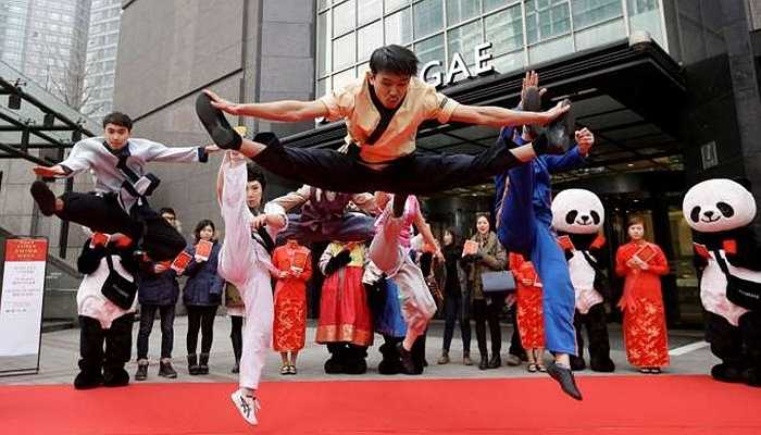 Nhiều cửa hàng tung ra những chiêu hút khách đặc biệt, ví dụ như mời các nghệ nhân đến biểu diễn 'chiêu đãi' khách đến tham quan, mua sắm