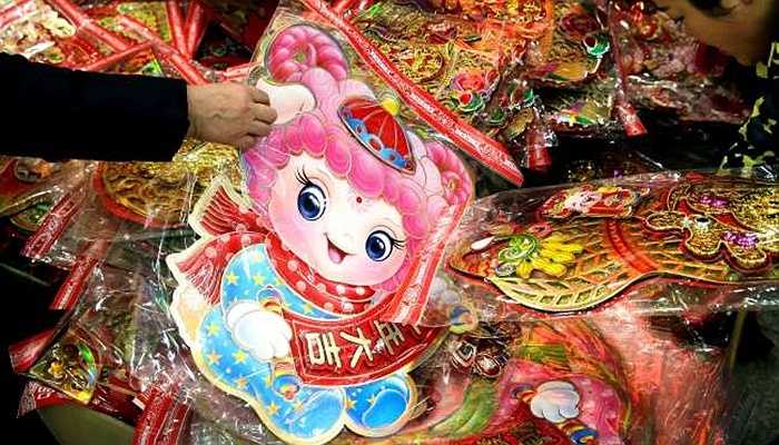 Những món đồ trang trí tuyệt đẹp dành cho năm mới 2015 được bày bán trên khắp các con phố tại Bắc Kinh, Trung Quốc