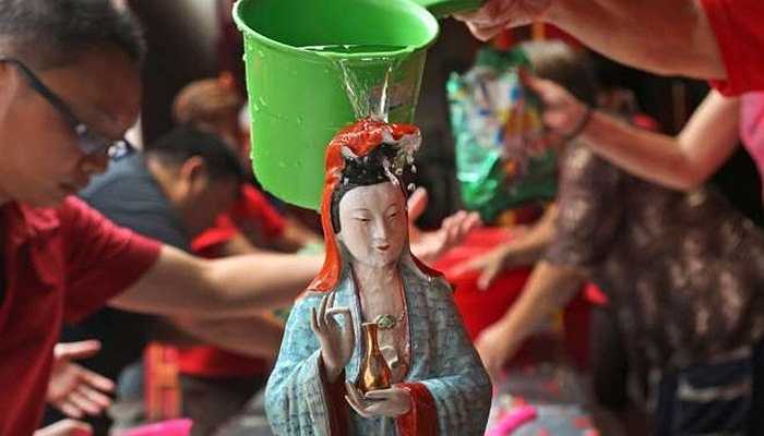 Những bức tượng được tẩy rửa sạch sẽ và bày bán tại Jakarta, Indonesia