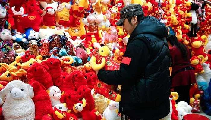 Theo phong tục của một số nước, mọi người đón con dê vào năm 2015. Tuy nhiên, cũng có nơi, như Trung Quốc, con cừu mới là con vật linh thiêng của năm mới. Vì vậy, các mặt hàng hình cừu có mặt tại rất nhiều địa điểm tại Bắc Kinh, Trung Quốc