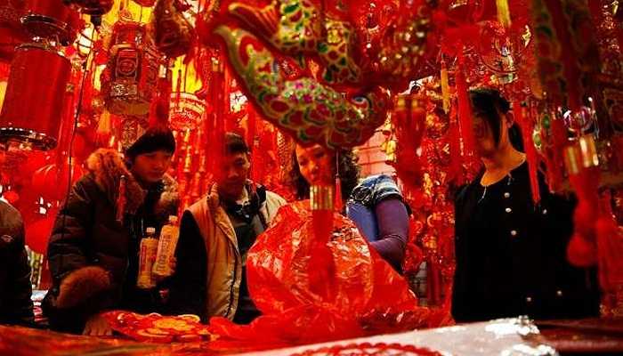 Ngoài ra các đồ trang trí khác hình rồng, phượng, cá chép, đèn lồng đỏ, ... vẫn được nhiều người dân ưa chuộng