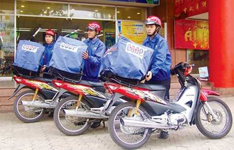 Bon chen 6 tiếng ngoài đường 'ship' hàng ngày Tết