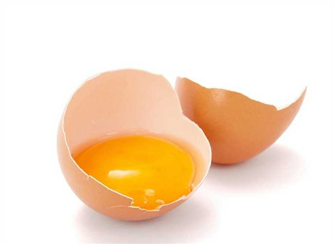 Mặt nạ lòng đỏ trứng: Rửa sạch mặt và lau khô, sau đó thoa lòng đỏ trứng lên mặt để trong 5 phút, cho bám khô thì rửa sạch với nước ấm.