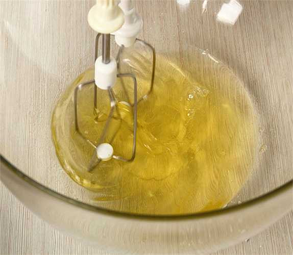 Mặt nạ trắng da với lòng trắng trứng và chanh dùng cho da nhờn: Đánh lòng trắng trứng 1 quả cho đến khi bông lên, thêm nước cốt nửa quả chanh trộn đều sau đó thoa lên mặt và cổ, tránh môi và mắt, để trong nửa giờ và rửa sạch.