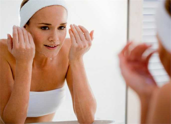 Mặt nạ lòng trắng trứng, bột yến mạch và mật ong giúp tẩy tế bào chết: đánh lòng trắng trứng 1 quả cho bông lên, thêm một thìa mật ong và 1 thìa bột yến mạch, trộn đều và thoa hỗn hợp này lên mặt, mát xa nhẹ nhàng theo hình tròn, để 20 phút sau đó rửa sạch với nước.