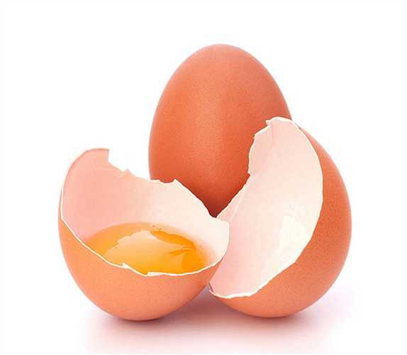 Mặt nạ lòng đỏ trứng và dầu ô liu: trộn một thìa dầu ô liu với lòng trắng trứng 1 quả, thoa đều lên mặt và cổ, sau đó đắp mặt bằng một chiếc khăn ấm và để 10 phút, rồi rửa sạch với nước ấm. 