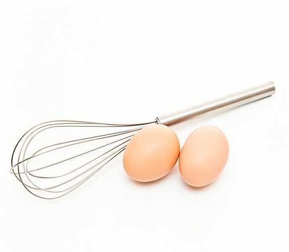 Mặt nạ cho tóc: Đánh một vài quả trứng với một ít dầu ô liu, nếu tóc khô thì chỉ cần đánh hai lòng đỏ thay vì toàn bộ quả trứng. Đánh bông lên sau đó thoa hỗn hợp lên tóc và để 20 phút và rửa sạch. 