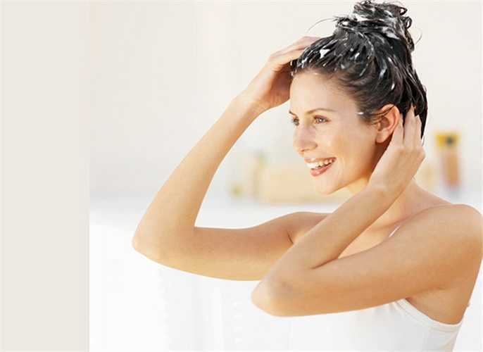 Mặt nạ dầu dừa, lòng trắng trứng và chanh cho tóc: Thoa dầu dừa lên tóc và để trong ít nhất một giờ. Sau đó, đánh 2 lòng trắng với nước cốt chanh 1 quả, thoa hỗn hợp này lên tóc, để một giờ và sau đó gội sạch với dầu gội.