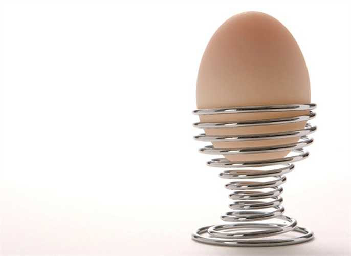 Mặt nạ lòng trắng trứng và bột nghệ: Đánh lòng trắng 1 quả trứng với một nửa thìa bột nghệ. Thoa hỗn hợp này lên mặt và cổ, để khô, sau đó rửa sạch với nước và sữa rửa mặt.