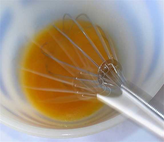 Mặt nạ lòng đỏ trứng và mật ong: Nếu da bạn khô, trộn lòng đỏ trứng và một thìa cà phê mật ong. Rửa sạch mặt, để khô và sau đó thoa hỗn hợp này lên da, để 10-15 phút sau đó rửa sạch với nước.