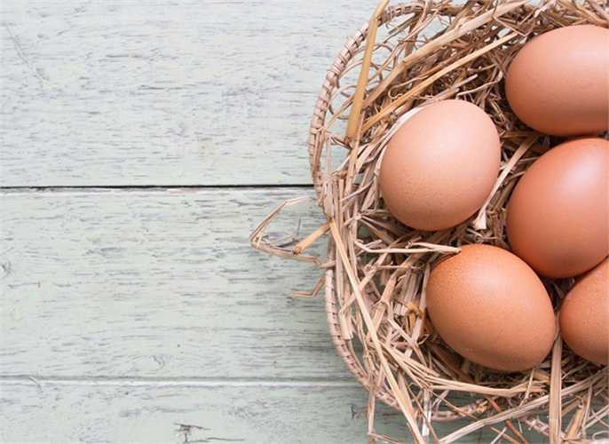 Nếu bạn có làn da khô, mặt nạ lòng trắng trứng với sữa và mật ong sẽ rất tốt: đánh trứng cho bông sau đó thêm 1 thìa sữa và 1 thìa mật ong, rồi thoa lên mặt và để trong 15 phút thì rửa với nước ấm.