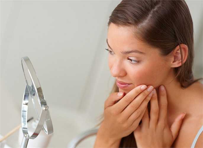 Mặt nạ lòng đỏ trứng, kem và cà rốt ép: dùng cho da khô, trộn một lòng đỏ trứng với một thìa kem và một thìa nước ép cà rốt. Trộn đều và thoa lên mặt và để 10 phút sau đó rửa sạch bằng nước ấm.