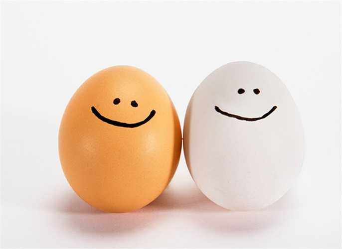 Mặt nạ lòng trắng trứng và sữa chua: Đánh lòng trắng trứng 1 quả, thêm ba thìa sữa chua. Thoa hỗn hợp này lên mặt và cổ và để 15-20 phút, sau đó rửa sạch với nước ấm.