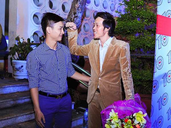 Dòng nhạc Hoài Lâm bắt buộc phải theo là nhạc dân ca. Hoài Linh kiên quyết không cho con trai nuôi hát nhạc nhẹ vì sợ con hư, dễ mắc bệnh ảo tưởng.